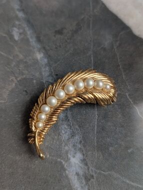 Rare Signed Vtg Crown Trifari Gold Tone Pearl Feather Brooch